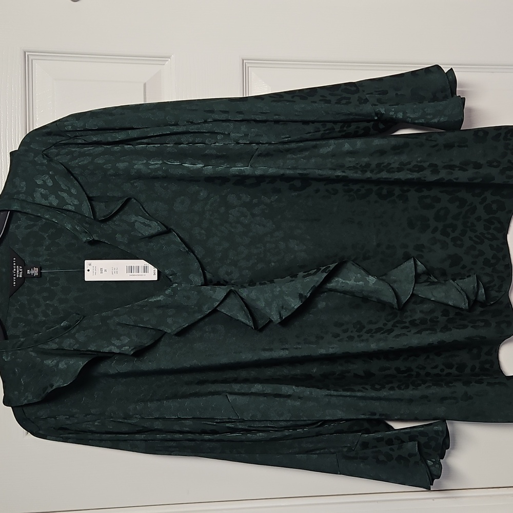 Investments 3/4 Flutter Sleeve V-neck Ruffle Plus Top: Dark Green/Print: Size-2X